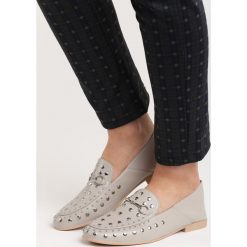 Szare Mokasyny Latest Top. Szare mokasyny Born2be, bez wzorów, ze skóry, bez obcasa. Za 49.99 zł.