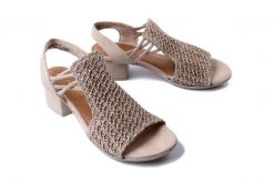RIEKER 64962-60 beige, sandały damskie. Brązowe sandały Rieker, bez wzorów, ze skóry ekologicznej, eleganckie, bez obcasa, na obcasie, bez zapięcia. Za 319.90 zł.
