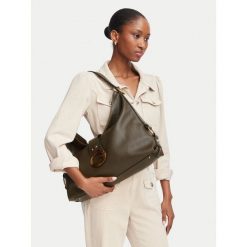 Torebka Guess. Czarne torebki klasyczne Guess, z aplikacjami, bez dodatków. Za 294.99 zł.