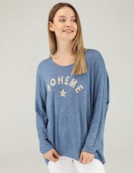 Niebeska bluzka z dzianiny. Niebieskie bluzki Unisono, s, z aplikacjami, z dzianiny, bez kołnierzyka, bez ramiączek. Za 159.00 zł.