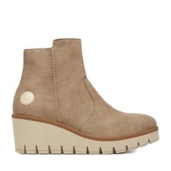 Botki Rieker. Brązowe botki Rieker, bez wzorów, bez obcasa, na koturnie, bez zapięcia. Za 369.99 zł.