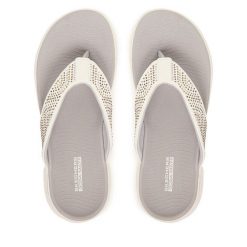 Japonki Skechers. Białe klapki Skechers, bez wzorów, bez obcasa. Za 199.99 zł.