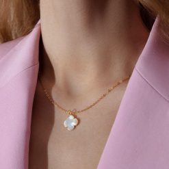 Naszyjnik ze złota próby 585 z koniczyną 1,5 cm z masy perłowej. Żółte naszyjniki Lilou, z perłą, złote. Za 1,996.00 zł.