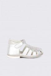 Sandały. Sandały COCCODRILLO, bez wzorów, bez obcasa, bez zapięcia. W wyprzedaży za 19.90 zł.