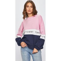 Tommy Jeans - Bluza. Czerwone bluzy Tommy Jeans, s, bez wzorów, z bawełny, bez kaptura. W wyprzedaży za 299.90 zł.