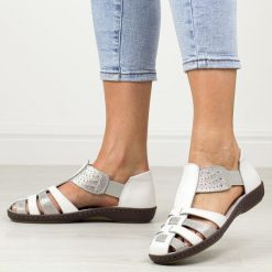 Białe skórzane sandały damskie T.Sokolski 622. Białe sandały Sokolski, bez wzorów, z materiału, bez obcasa, na obcasie, bez zapięcia. Za 179.00 zł.