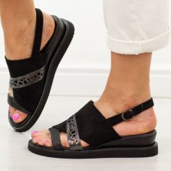 Czarne zamszowe sandały damskie na koturnie Jezzi 2267-13. Czarne sandały Jezzi, bez wzorów, z zamszu, eleganckie, bez obcasa, na koturnie, bez zapięcia. W wyprzedaży za 166.32 zł.