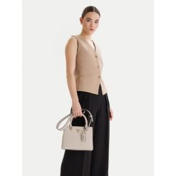 Torebka Guess. Brązowe torebki klasyczne Guess, z aplikacjami, bez dodatków. Za 492.99 zł.