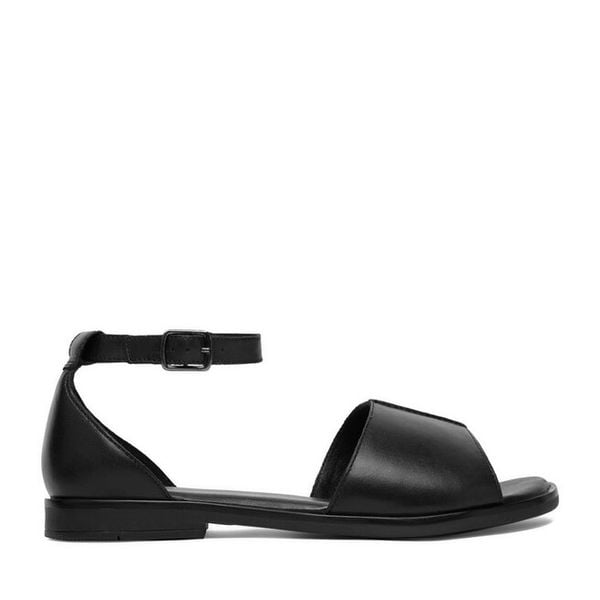 Sandały Lasocki. Czarne sandały Lasocki, bez wzorów, bez obcasa, na płaskiej podeszwie, bez zapięcia. Za 159.99 zł.