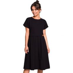 Sukienka w kolorze czarnym. Czarne sukienki Be Wear, xl, bez wzorów, bez kołnierzyka, bez ramiączek, midi, rozkloszowane. Za 159.95 zł.