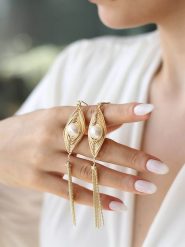 Pierres delicates Pozłacane kolczyki z cyrkoniami rozmiar: onesize. Żółte kolczyki Pierres delicates, z cyrkonią, pozłacane, z zapięciem typu bigiel. Za 55.45 zł.