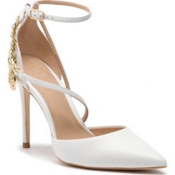 Szpilki GUESS - FL5BRI LEA08 WHITE. Białe szpilki Guess, z aplikacjami, z materiału, eleganckie, bez obcasa, na obcasie, bez zapięcia. W wyprzedaży za 409.00 zł.