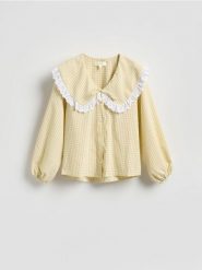 Koszula z ozdobnym kołnierzem - wielobarwny. Koszule Reserved, l, bez wzorów, z lyocellu, bez kołnierzyka, bez ramiączek. Za 179.99 zł.