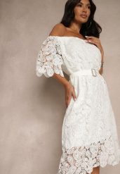 Biała Sukienka z Bawełną z Paskiem z Klamrą Perełkami i Cyrkoniami Neralisse. Białe sukienki Renee, m, bez wzorów, z bawełny, eleganckie, bez kołnierzyka, bez ramiączek, midi, kopertowe. Za 59.99 zł.
