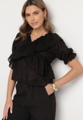 Czarna Bluzka Ozdobiona Falbankami Alisova. Czarne bluzki Born2be, bez wzorów, z jeansu, eleganckie, bez kołnierzyka, bez ramiączek. W wyprzedaży za 101.99 zł.