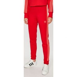 Adidas Originals - Spodnie. Czerwone spodnie materiałowe Adidas Originals, na co dzień, l, bez wzorów, z bawełny. Za 249.90 zł.