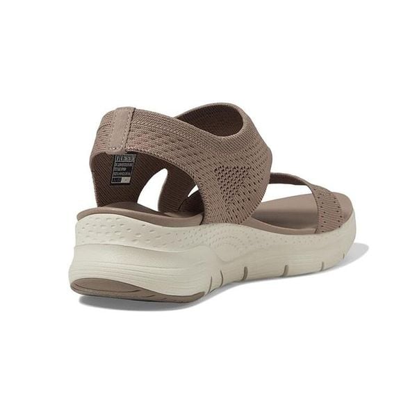Sandały Kobieta Skechers Arch Fit róża. Brązowe sandały Skechers, bez wzorów, z tkaniny, sportowe, bez obcasa, bez zapięcia. Za 274.99 zł.