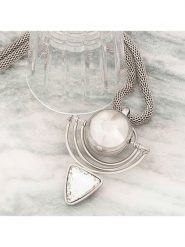 MENTHE À L'O Naszyjnik z zawieszką - dł. 45 cm rozmiar: onesize. Szare naszyjniki MENTHE À L'O, z kryształem, ze stali. Za 100.45 zł.