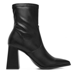 Botki DeeZee. Czarne botki DeeZee, bez wzorów, bez obcasa, na słupku, bez zapięcia. Za 199.99 zł.