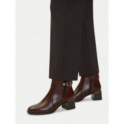 Botki Lasocki. Brązowe botki Lasocki, bez wzorów, bez obcasa, na słupku, bez zapięcia. Za 289.99 zł.