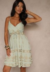 Jasnozielona Wiskozowa Sukienka w Stylu Boho o Kopertowym Kroju z Metalicznym Haftem Saloriela. Zielone sukienki Renee, na spotkanie biznesowe, m, z aplikacjami, z wiskozy, boho, bez kołnierzyka, bez ramiączek, mini, dopasowane. Za 89.99 zł.