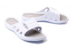 AXIM 7KL2238 white, klapki basenowe damskie. Białe klapki Axim, bez wzorów, bez obcasa. Za 34.99 zł.