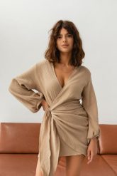 Sukienka z muślinu z wiązaniem na boku BEŻOWA - TULSA. Brązowe sukienki Marsala, m, bez wzorów, z bawełny, bez kołnierzyka, bez ramiączek, dopasowane. Za 259.90 zł.