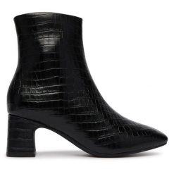 Botki Clarks. Czarne botki Clarks, bez wzorów, bez obcasa, na słupku, bez zapięcia. Za 519.99 zł.