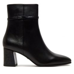 Botki Tamaris. Czarne botki Tamaris, bez wzorów, bez obcasa, na słupku, bez zapięcia. Za 499.99 zł.