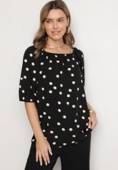 Czarna Bluzka ze Sztucznego Jedwabiu w Kropki z Dekoltem Łódką Lisavina. Czarne bluzki Born2be, l, bez wzorów, z jeansu, eleganckie, bez kołnierzyka, bez ramiączek. Za 39.99 zł.