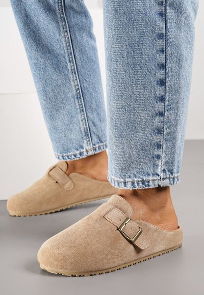 Ciemnobeżowe Klapki Typu Mule z Imitacji Zamszu z Paskiem z Klamerką Anevitta. Brązowe klapki Born2be, bez wzorów, bez obcasa, na płaskiej podeszwie. Za 79.99 zł.