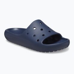 Klapki plażowe dla dorosłych Crocs Classic Slide V2. Niebieskie klapki Crocs, bez wzorów, bez obcasa. Za 109.99 zł.