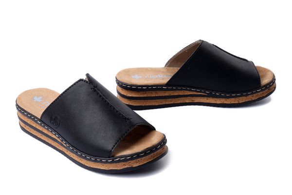 RIEKER 629M9-00 black, klapki damskie. Czarne klapki Rieker, bez wzorów, bez obcasa, na koturnie. Za 269.90 zł.