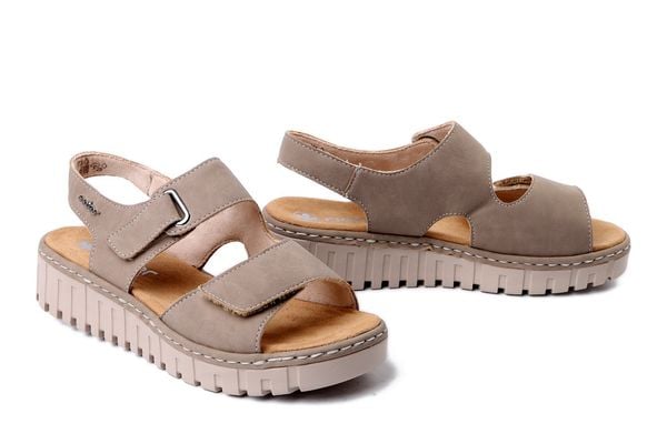 RIEKER V1382-64 beige, sandały damskie. Brązowe sandały Rieker, bez wzorów, bez obcasa, bez zapięcia. Za 223.93 zł.