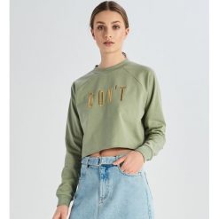 Krótka bluza z haftowanym napisem - Zielony. Bluzy marki Sinsay. W wyprzedaży za 29.99 zł.
