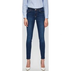 Tally Weijl - Jeansy. Niebieskie jeansy TALLY WEIJL, bez wzorów, z obniżonym stanem. W wyprzedaży za 69.90 zł.