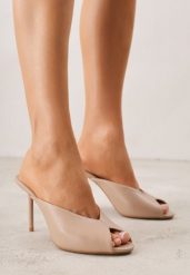 Ciemnobeżowe Klapki na Szpilce Ozdobione Wyciętą Cholewką Berineli. Brązowe klapki Born2be, bez wzorów, z jeansu, bez obcasa, na obcasie. Za 89.99 zł.