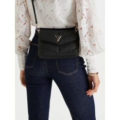 Torebka Guess. Czarne torebki klasyczne Guess, z aplikacjami, bez dodatków. Za 544.99 zł.
