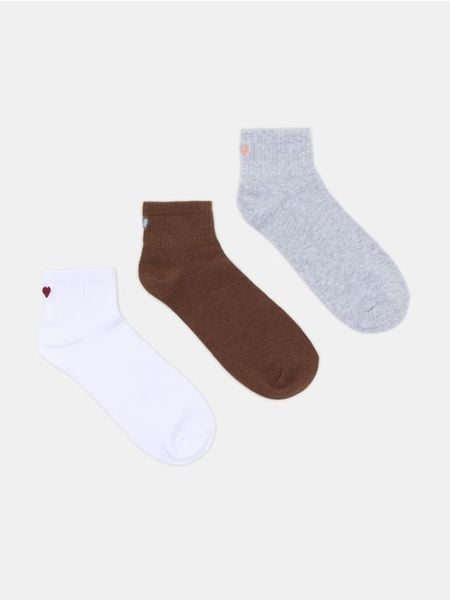 Skarpetki z bawełną 3 pack - wielobarwny. Skarpety Sinsay, bez wzorów, z bawełny. Za 12.99 zł.