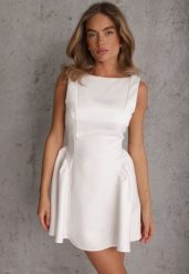 Biała Rozkloszowana Sukienka o Eleganckim Kroju Podkreślającym Talię Aikamna. Białe sukienki Renee, l, bez wzorów, eleganckie, bez kołnierzyka, bez ramiączek, mini, dopasowane. Za 199.99 zł.