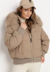 Ciemnobeżowa Pikowana Kurtka z Szerokimi Ściągaczami i Ozdobnym Futrem przy Kapturze Inandria. Brązowe kurtki narciarskie Born2be, l, bez wzorów, z futra, bez kaptura, narciarskie. Za 179.99 zł.