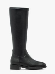 Czarne kozaki z elastyczną cholewką. Czarne kozaki Ryłko, ze skóry, bez obcasa, na płaskiej podeszwie, bez zapięcia. Za 449.99 zł.