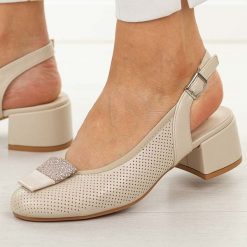 Beżowe sandały damskie na obcasie Potocki 12817. Brązowe sandały POTOCKI, z aplikacjami, ze skóry, eleganckie, z okrągłym noskiem, bez obcasa, na obcasie, bez zapięcia. Za 179.00 zł.