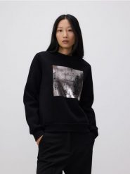 Bawełniana bluza z nadrukiem - czarny. Czarne bluzy Reserved, l, bez wzorów, z bawełny, bez kaptura. W wyprzedaży za 59.99 zł.