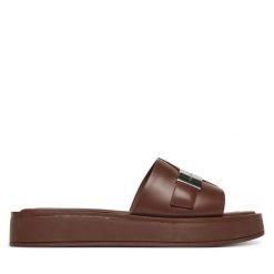 Klapki Calvin Klein. Brązowe klapki Calvin Klein, bez wzorów, bez obcasa. Za 409.99 zł.