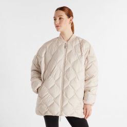 Kurtka damska New Balance WJ43503MBM – beżowa. Brązowe kurtki sportowe New Balance, xl, bez wzorów, z materiału, bez kaptura. Za 499.99 zł.