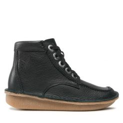 Trzewiki Clarks. Czarne botki Clarks, bez wzorów, bez obcasa, na płaskiej podeszwie, bez zapięcia. Za 499.99 zł.