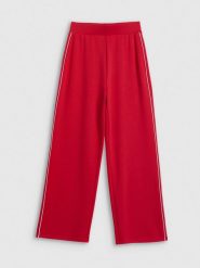 4F Spodnie dresowe z szerokimi nogawkami damskie - czerwone S. Czerwone spodnie dresowe 4f, na co dzień, s, bez wzorów, z dresówki. Za 159.99 zł.