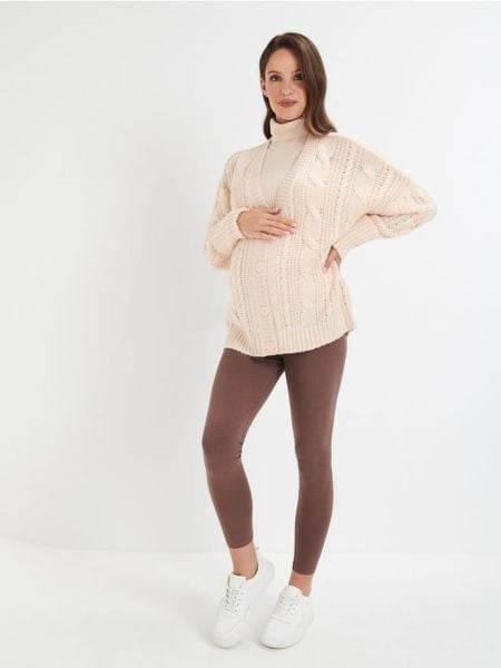 Kardigan z ozdobnym splotem - kremowy. Białe kardigany Sinsay, l, bez wzorów, ze splotem. W wyprzedaży za 45.99 zł.