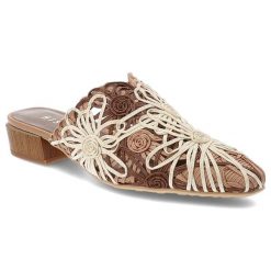 Klapki damskie Hispanitas, z naturalnej skóry pleciona cholewka kwiatowy wzór niski obcas styl boho, brązowe, HV264840. Brązowe klapki Hispanitas, bez wzorów, ze skóry, z otwartym noskiem, bez obcasa, na obcasie. Za 530.90 zł.